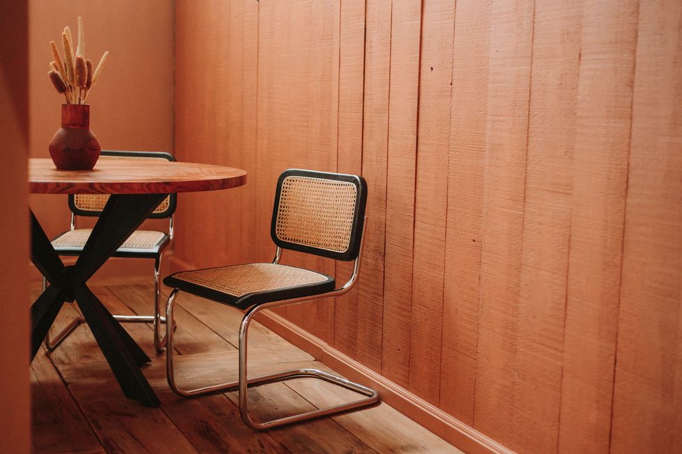 El cromo vuelve: cómo decorar con muebles cromados con espíritu vintage