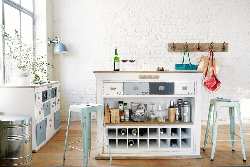 Bar en casa de estilo vintage con barra de madera y taburetes retro
